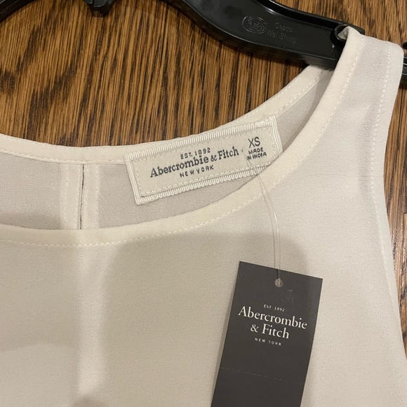 Abercrombie Women’s XS - White Chiffon Tank Blouse with Pleating - NWT - Picture 2 of 3